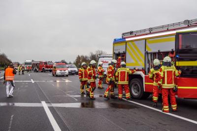 Neuhausen: Sprinter kracht auf A8 in LKW - Fahrer Schwerverletzt - Gafferunfaelle auf der Gegenfahrbahn